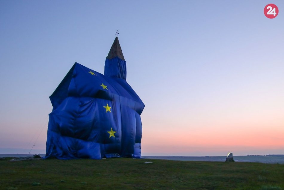 Ilustračný obrázok k článku Pohľad na Dražovský kostolík vzbudil vášne: Pamiatku zahalila európska vlajka