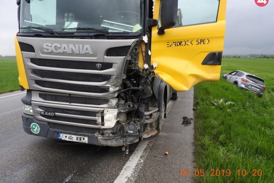 Ilustračný obrázok k článku Nehoda pri Trnave: Kamión dostal šmyk, ďalšie dve autá skončili mimo cesty