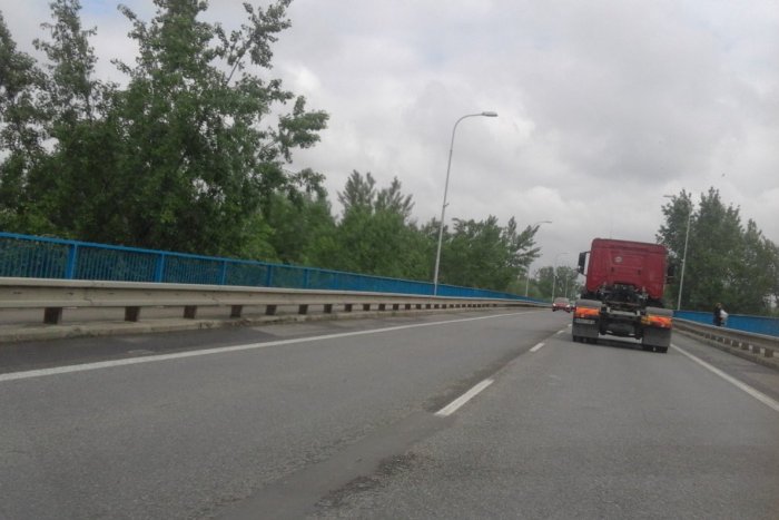 Ilustračný obrázok k článku Šaliansky most zase zdobia výtlky: Hromžia vodiči aj radnica