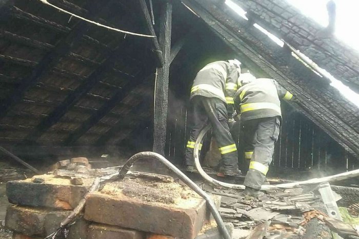 Ilustračný obrázok k článku Požiar drevenice v Bitarovej: Hasiči ratovali človeka, ktorý sa nadýchal splodín, FOTO
