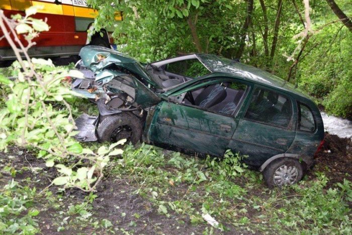 Ilustračný obrázok k článku Pri Žarnovici vpálilo auto do stromu: Vodička (56) je ťažko zranená, FOTO