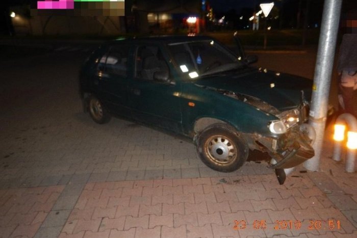 Ilustračný obrázok k článku FOTO: Opitý vodič narazil v Brezne do stĺpa. Namerali mu 3 promile alkoholu!