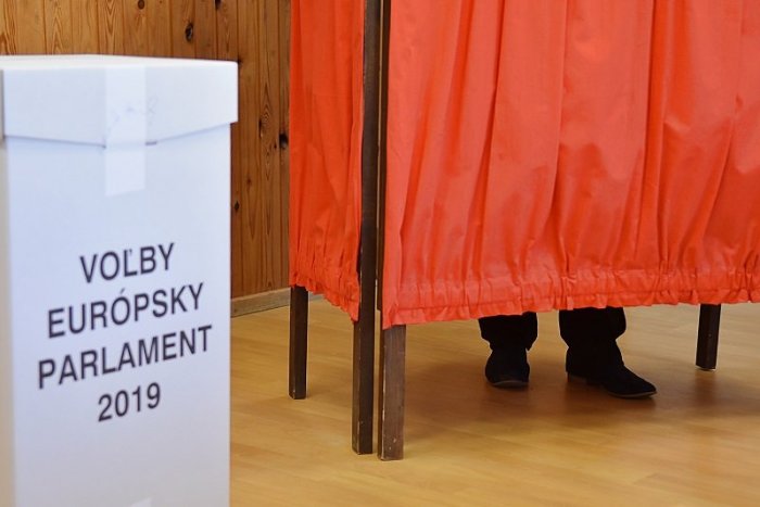Ilustračný obrázok k článku V Lučeneckom okrese otvorili volebné miestnosti načas