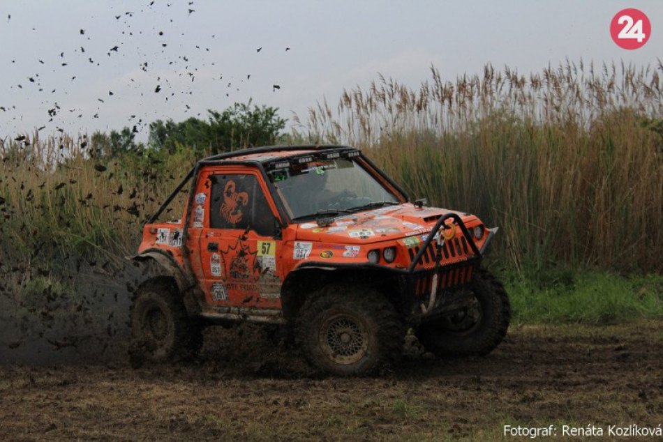 Ilustračný obrázok k článku Akčné preteky v Šuranoch: Jazdu na silných strojoch si vyskúšali i návštevníci, FOTO
