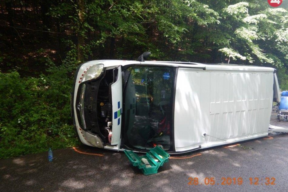 Ilustračný obrázok k článku Nehoda sanitky smerujúcej do Bystrice. Zranili sa vodič aj pacienti, FOTO