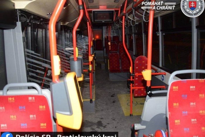 Ilustračný obrázok k článku Neznámi výtržníci vyvádzali v autobuse MHD: Zbili manželský pár a utiekli!