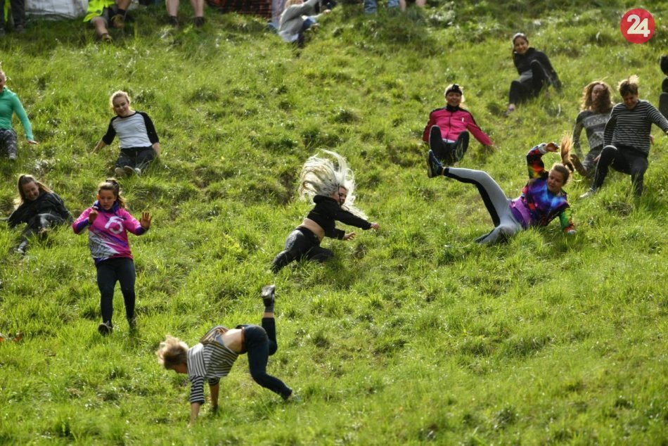 Ilustračný obrázok k článku KURIOZITA DŇA: Tradičná súťaž v naháňaní syra priniesla adrenalín i krkolomné pády