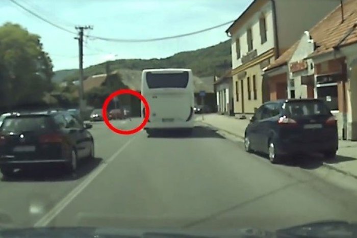 Ilustračný obrázok k článku Hrozivé VIDEO zo Žarnovice: Vodič skoro zrazil dievčatko, rozhodla sekunda!
