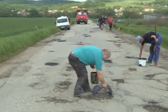 Ilustračný obrázok k článku Ľudia už toho mali dosť! Nemohli sa pozerať na deravú cestu pri Košickej Polianke, opravili ju sami