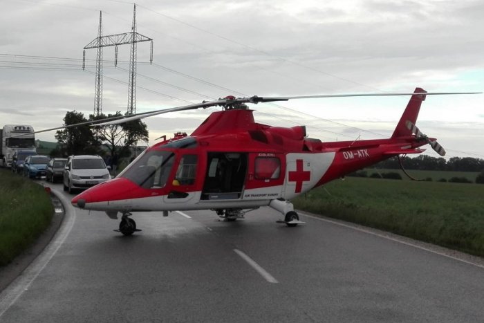 Ilustračný obrázok k článku Pri Žarnovici sa zrazilo auto s policajnou motorkou, zasiahnuť musel vrtuľník