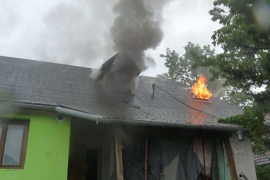 Ilustračný obrázok k článku Požiar rodinného domu v Prievidzi: FOTO priamo z miesta