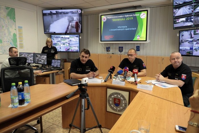 Ilustračný obrázok k článku MS v hokeji boli bez väčších problémov, polícia riešila len malé priestupky a zachytila 45 falošných lístkov, FOTO