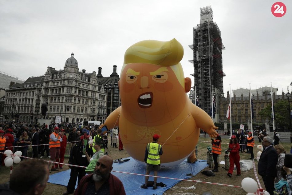 Ilustračný obrázok k článku Najmocnejší muž planéty navštívil Londýn: Demonštranti vypustili balón zosmiešňujúci Trumpa