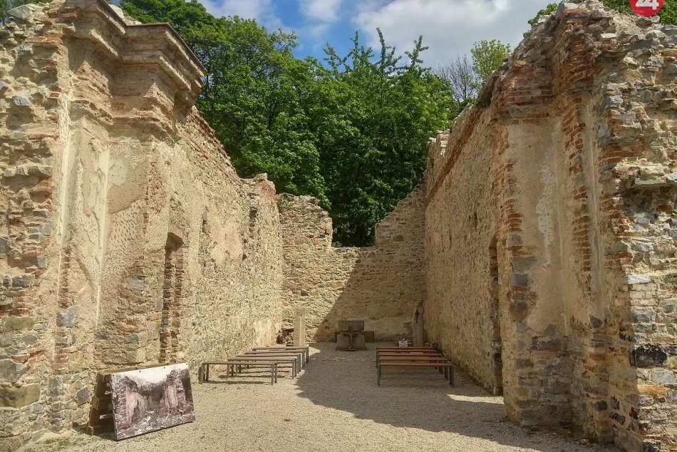 Ilustračný obrázok k článku Veriaci zaplnia ruiny Zoborského kláštora: Púťou si uctia patróna Nitry