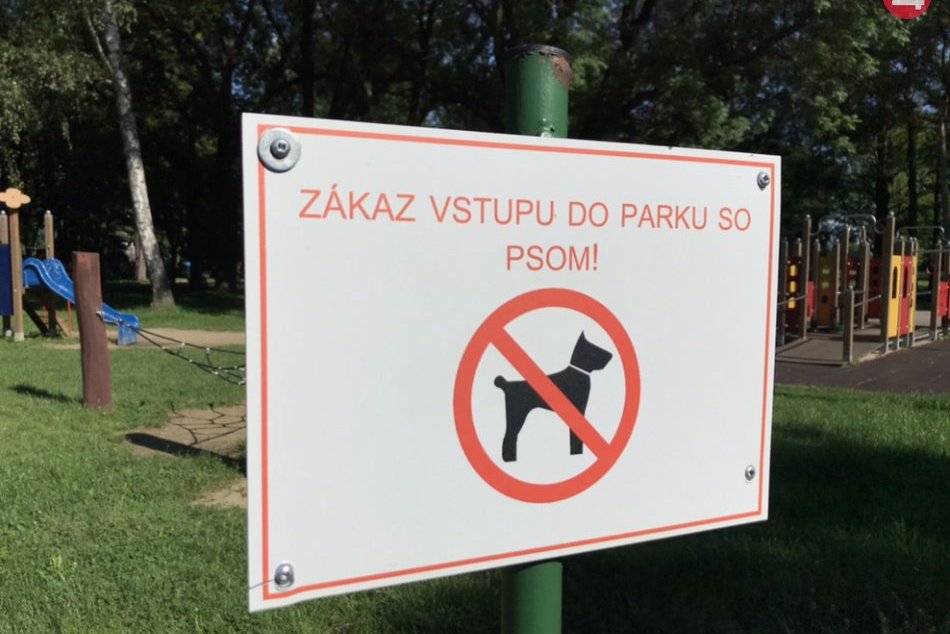 Ilustračný obrázok k článku Psíčkari sa búria! V rekreačnom areáli Park Anička pribudli tabule zakazujúce vstup so psom, FOTO