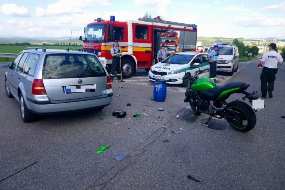 Ilustračný obrázok k článku Nehoda pri Zvolene: Mladý vodič nedal prednosť motocyklistovi, ten sa zranil, FOTO