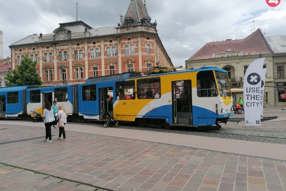 Ilustračný obrázok k článku Do Košíc prifrčala nadrozmerná omaľovánka v podobe električky: Je tu Use The City Festival!, FOTO