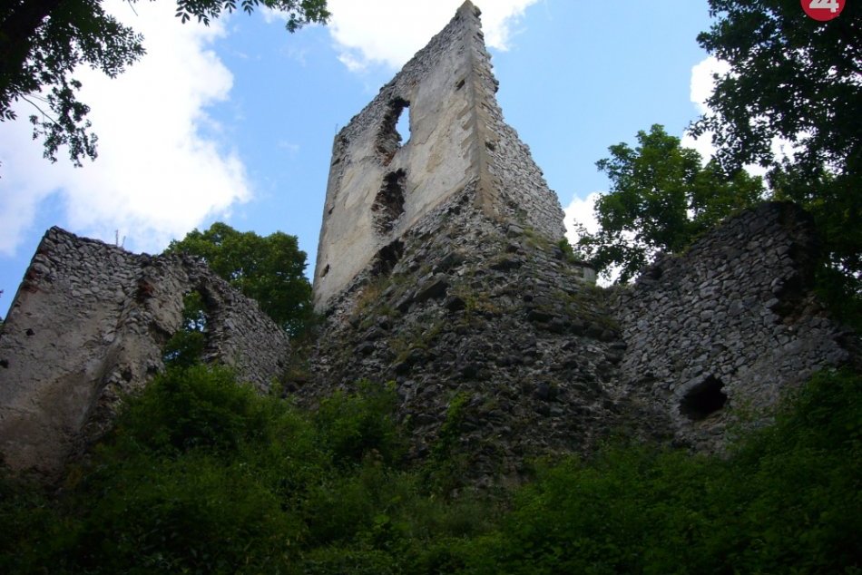 Ilustračný obrázok k článku Tip na výlet: Navštívte tajomné ruiny hradu Dobrá Voda uprostred lesa