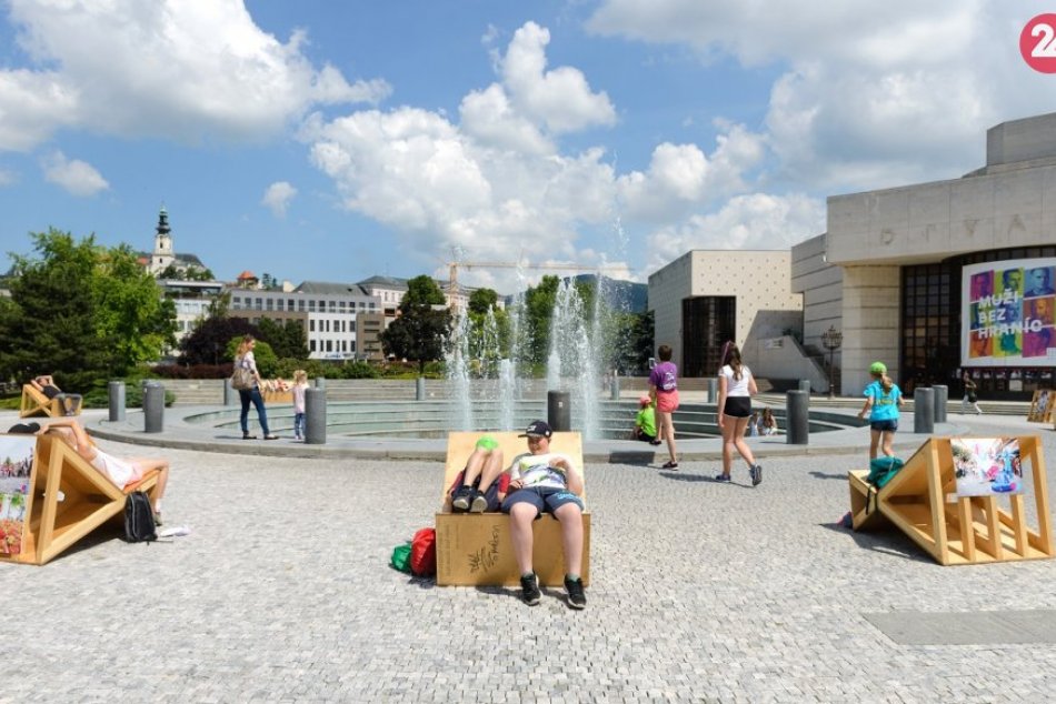 Ilustračný obrázok k článku Horúce počasie prilákalo ľudí na námestie: Osvieži fontána aj zmrzlina, FOTO