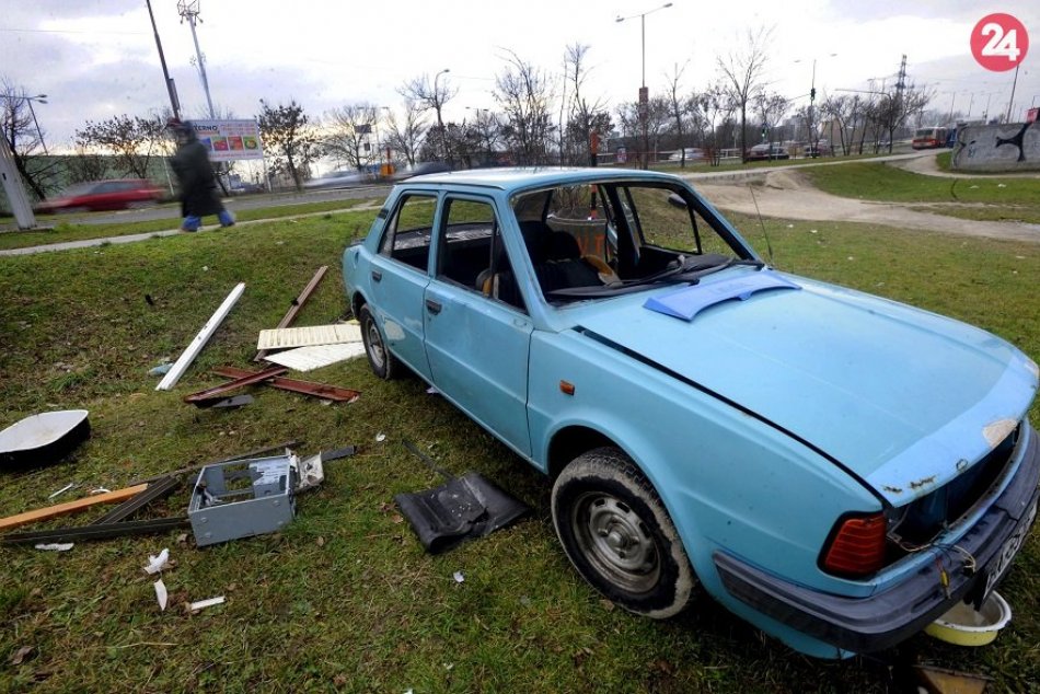 Ilustračný obrázok k článku Petržalka pokračuje v odstraňovaní autovrakov z parkovísk. Pomôcť môžete aj vy