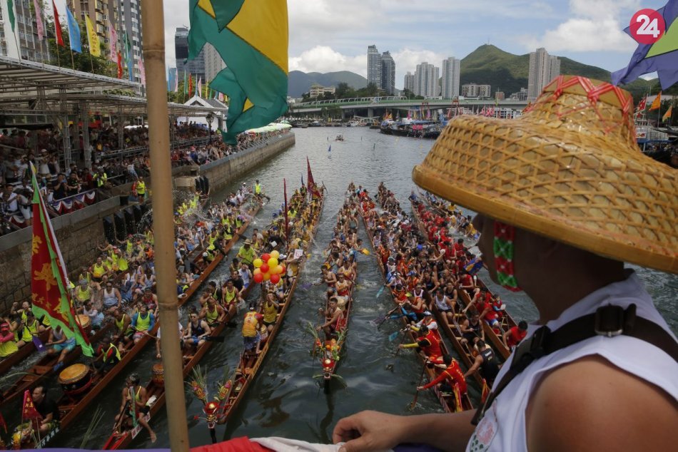 Ilustračný obrázok k článku KURIOZITA DŇA: Tradičný festival dračích lodí lákal do Hong Kongu