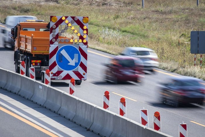 Ilustračný obrázok k článku Vodiči zbystrite: Na diaľnici D1 medzi Trnavou a Hlohovcom vás čakajú obmedzenia