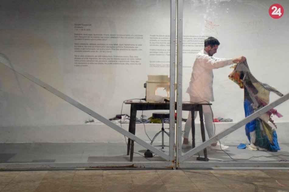 Ilustračný obrázok k článku Šijací stroj a kusy látky: Nástupište hostí inštaláciu ukrajinského umelca, FOTO