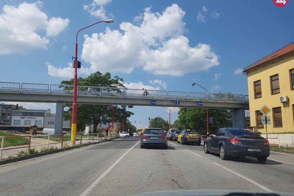 Ilustračný obrázok k článku Cestujúcich vlakmi čaká komplikácia: Lávku na stanici na dva mesiace uzatvoria