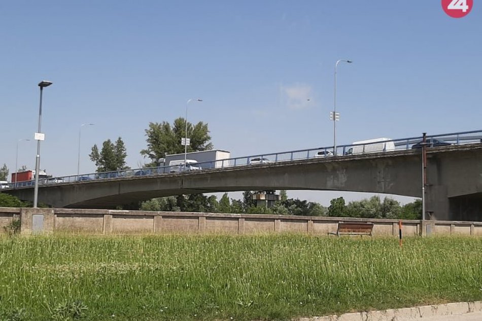 Ilustračný obrázok k článku Polícia bude kontrolovať dodržiavanie zákazu vjazdu na most: Hrozí pokuta do 1000 eur