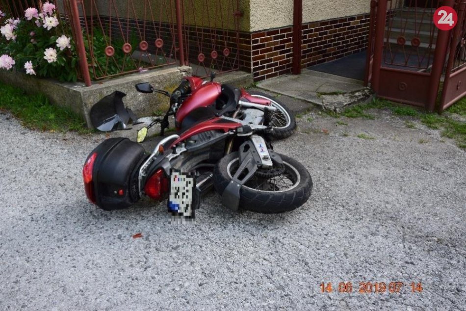 Ilustračný obrázok k článku Mladý motocyklista pri Bystrici vrazil do oplotenia domu. Čaká ho operácia, FOTO