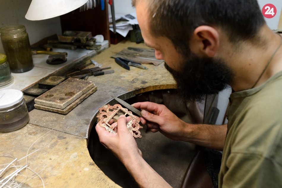 Ilustračný obrázok k článku Pavol z Nitry vyrába historické repliky šperkov i zbraní: Zdobia aj múzeá, FOTO