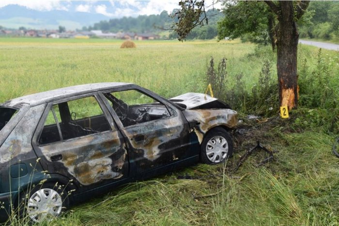 Ilustračný obrázok k článku Nehoda pri Mikuláši: Auto sa po náraze do stromu vznietilo, vodič nafúkal