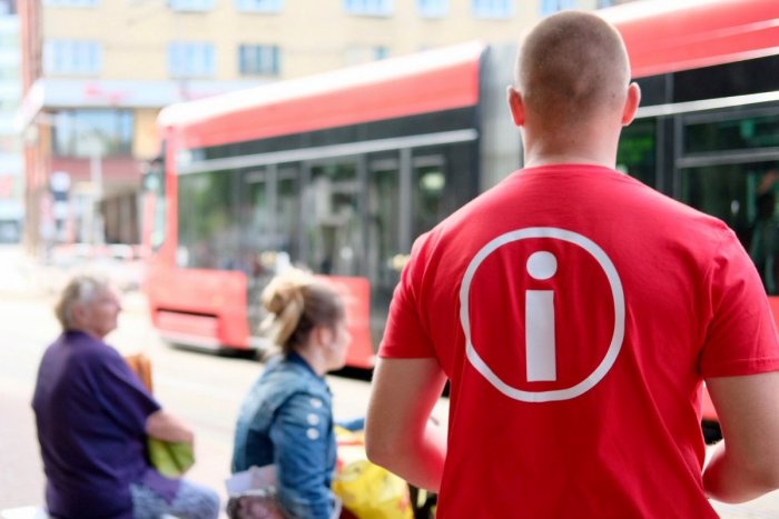 Ilustračný obrázok k článku Na zastávkach MHD sa pohybujú muži a ženy v červených tričkách. Neváhajte a oslovte ich!