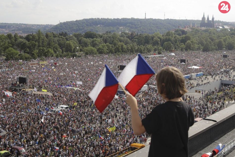Ilustračný obrázok k článku Česi žiadali odstúpenie Babiša: V Prahe ich demonštrovalo vyše štvrť milióna