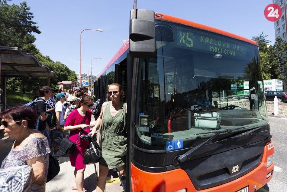 Ilustračný obrázok k článku DPB vyšiel v ústrety cestujúcim: V Karlovej Vsi prejdete z električky na autobus jednoduchšie