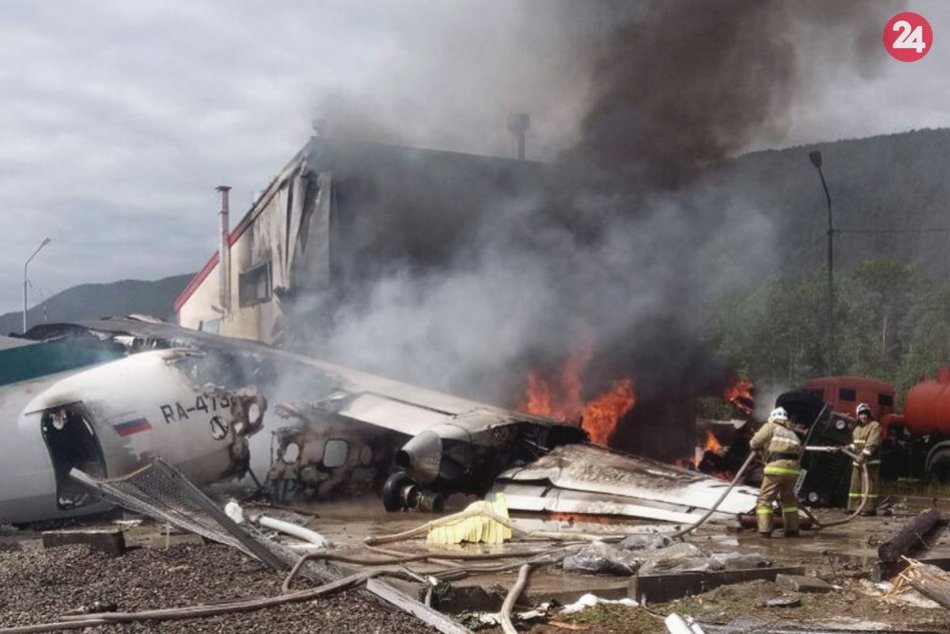 Ilustračný obrázok k článku Lietadlo zišlo z pristávacej dráhy: Piloti zahynuli, desiatky cestujúcich sa zranili