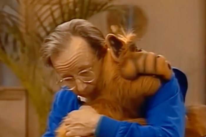 Ilustračný obrázok k článku Vo veku 75 rokov zomrela hviezda seriálu Alf: Max Wright podľahol rakovine