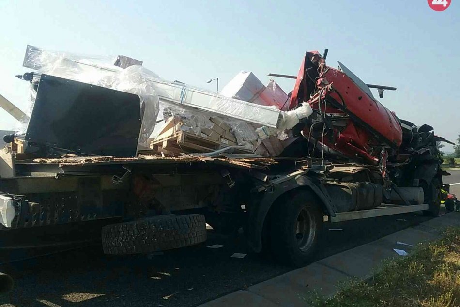 Ilustračný obrázok k článku Pri Trenčíne sa zrazili dva nákladiaky, po nehode jeden zranený: FOTO z miesta