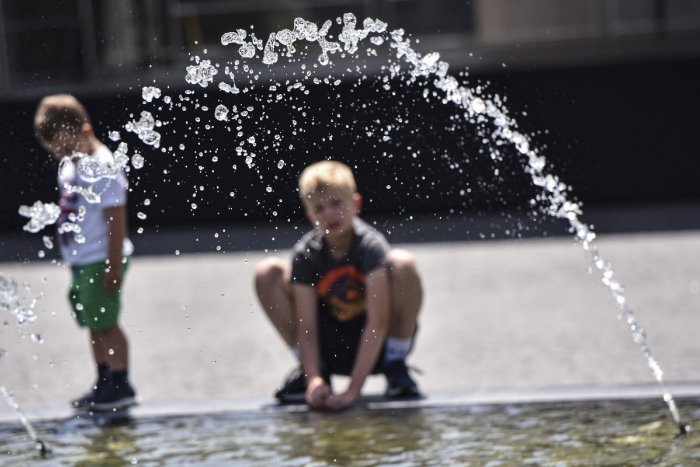 Ilustračný obrázok k článku RANNÁ ŠTVORKA: Horúci utorok môžu miestami schladiť prehánky, meniny má Berta