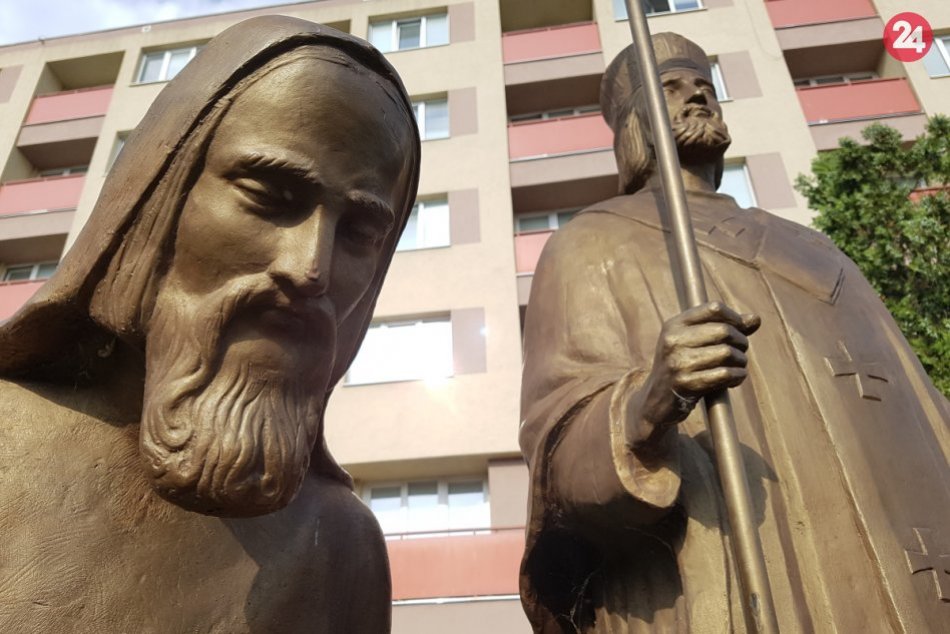 Ilustračný obrázok k článku Bronzoví vierozvestci krášlia aj Trnavu: Cyril a Metod sa týčia pred univerzitou