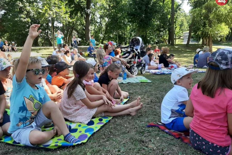Ilustračný obrázok k článku Čítania v tráve pokračujú aj v auguste: Deťom prídu prečítať známe herecké osobnosti