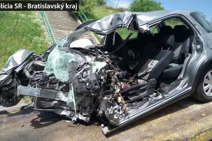 Ilustračný obrázok k článku Smrteľná nehoda na vjazde do Bratislavy: Vodič nabúral v plnej rýchlosti do piliera mosta