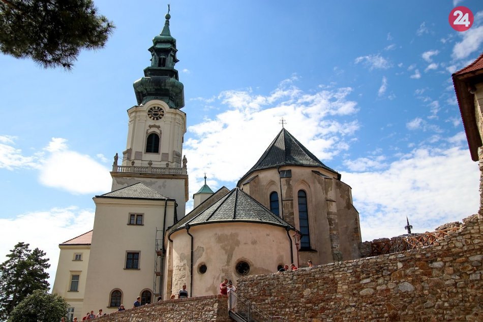 Ilustračný obrázok k článku Nitriansky hrad opäť láka turistov: Otvorili vežu katedrály i Diecézne múzeum