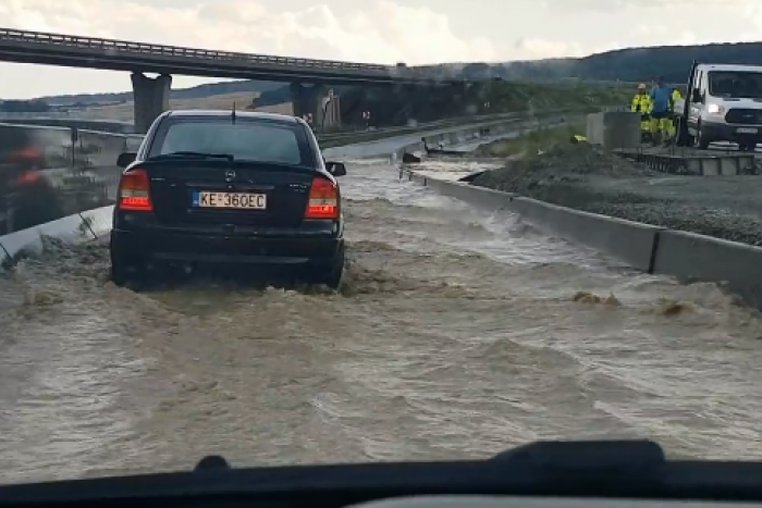 Ilustračný obrázok k článku VIDEO: Diaľnicu medzi Prešovom a Košicami zaliala po búrke voda