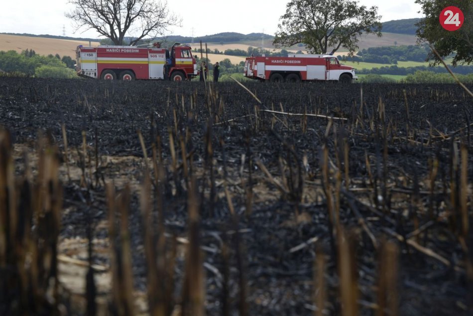Ilustračný obrázok k článku Zásah hasičov na poliach: V dôsledku požiaru museli uzavrieť i cestu, FOTO