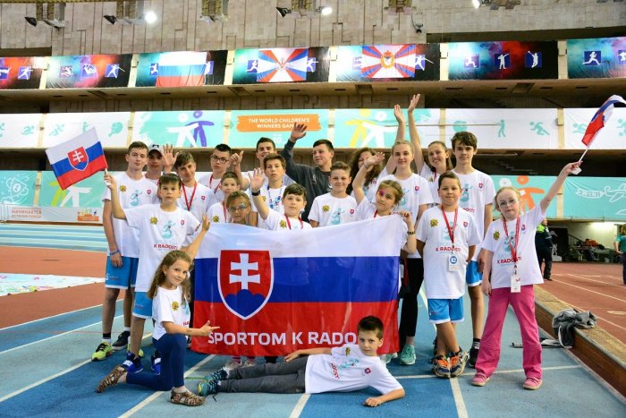 Ilustračný obrázok k článku Vládny špeciál doviezol na košicke letisko víťazné slovenské deti zo svetových hier v Moskve