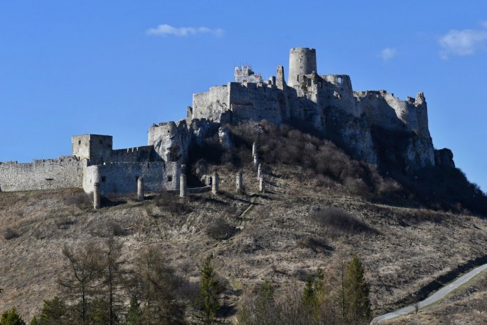 Ilustračný obrázok k článku Pohyb v okolí Spišského hradu je obmedzený: Hrozí pád uvoľnených kameňov