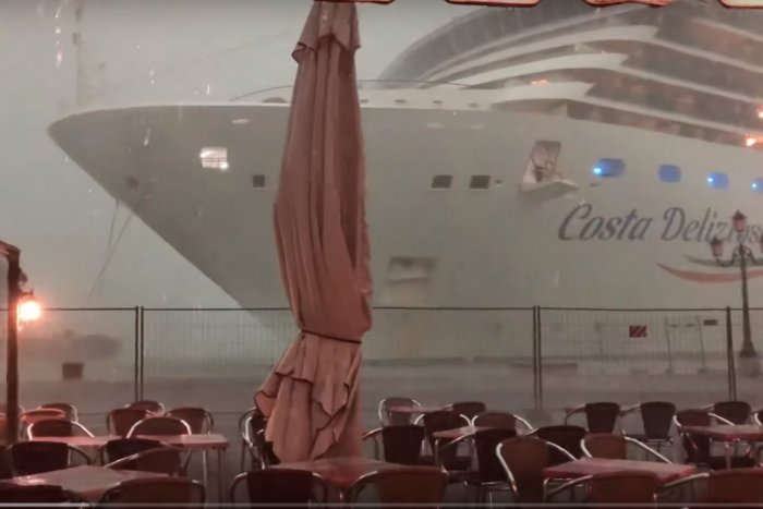 Ilustračný obrázok k článku Do jachty v Benátkach takmer narazila obrovská výletná loď, VIDEO