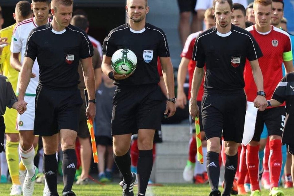 Ilustračný obrázok k článku Oblastný futbalový zväz Banská Bystrica zháňa rozhodcov. Šancu dáva chlapcom aj dievčatám