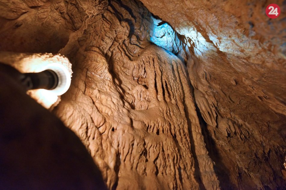 Ilustračný obrázok k článku Jaskyňa Driny bude otvorená aj po prázdninách: Niektorí turisti sa sťažujú, že im je ZIMA